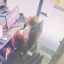 라면 캐터펄트 기능이 탑재된 최신식 게이밍 의자가 있는 PC방 이미지