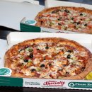 최초의 알려진 암호화폐 ﻿비트코인 거래는 피자 두 판에 10,000 BTC였습니다. 첫 번째 피자의 페퍼로니는 오늘 $6.5M의 가치 이미지