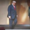 미국 대통령 도널드 트럼프가 첫 국제 축구 연맹(FIFA) 평화상을 수상합니다. 이미지