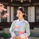 은은한 파스텔 핑크와 민트빛이 어우러진 고운 선 이미지