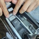 청산공업사 | BMW 5시리즈 F10 문짝안뜯고 운전석실내손잡이 및 P버튼 스위치커버 해결