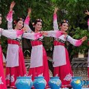 물동이 이고 가는  이미지