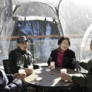 인공폭포 앞 이미지