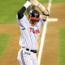 수은주 뚝 떨어진 날씨 속 &#39;얼어붙은&#39; 제구파 투수와 &#39;활활 타오른&#39; 타자...LG, OO에 13-5 대역전승 [KS2] 이미지