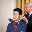 트럼프로부터 전한길 훈장받다 이미지