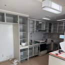 (주)굿모닝바이오 | 천안 인테리어 필름 신부동 신부디이스트아파트 주방 상하부장 하이그로시 교체 냉장고장 S245 시공 후기