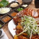 돼지가족 왕족발 이미지