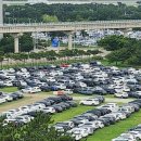 잔디까지 꽉 찼다...휴가철 맞은 인천공항 '주차 전쟁' 시작 이미지