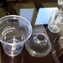투명플라스틱 테이크아웃 커피컵을 생산하는 업체 이미지