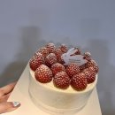 투썸플레이스 화이트 스초생 케이크” ㅡ 투썸...터미널점 아기두돌케이크 화이트스초생케이크후기