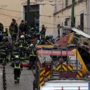 리스본의 상징적인 트램이 관광 명소에서 탈선해 최소 15명이 사망하고 18명이 부상당했습니다. 이미지