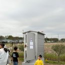 공촌천 공중화장실2 | [평택 가을 축제] 코스모스 들판에 아찔한 공중 서커스를 선보이는 2025 농락 축제 관람 후기