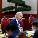 Biden은 베트남의 비즈니스 리더들과 회담에서 미국 기술 경영진을 이끌고 있습니다. 이미지