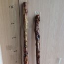 용과 거북이외 조각을 한 연수목 지팡이 이미지