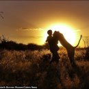 두 남자의 포옹 이미지