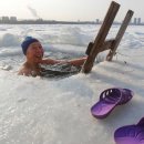 목욕중? "A woman taking a dip in icy water."~ VOA 이미지