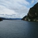 흐르는 강물을 바라 이미지