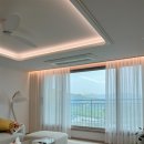 밀양강 푸르지오 | 밀양강푸르지오 / 자연 그 자체의 거실 뷰, 이중 커튼과 우드 블라인드