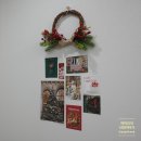 장식벽 | 멜로소 크리스마스 엽서 포스터로 만든 초간단 홈파티 포토스팟 10분 만에 완성한 벽장식 아이디어 후기