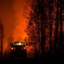 치명적인 러시아 산불이 우랄과 시베리아 전역에서 계속 격렬해지고 있다 이미지
