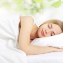 통증을 줄여주는 수면 자세 이미지