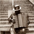 아코디언 켜는 사람 이미지