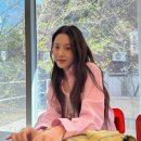 크롭체크코리아 | 고현정 핑크 셔츠 하나로 전시회도 눌러버린 봄 코디, 직접 찾아봤더니 12만 원대였다