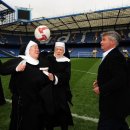 스탬포드 브리지에서 수녀님들과 함께 있는 거스 히딩크 첼시 감독... 이미지
