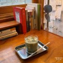 두런두런북카페 | 파이키 | 종로 서순라길 감성적인 북카페 혼자 방문한 후기 (내돈내산)