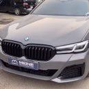 BMW 5시리즈 G30 후기형 럭셔리 차량에 M스포츠 룩 범퍼를 장착했습니다.