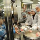 밥 퍼주는 남자 이미지