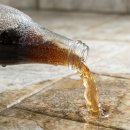 (욕실) "비싼 세제 필요 없었다…욕실 찌든 때가 순식간에 사라진 '이 한 병'" 이미지