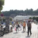 자전거 조각상 앞 이미지