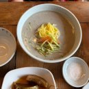 자연을 닮은 소박한 집 이미지