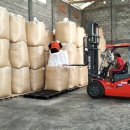 위험하게 작업하네!-Forklift Diesel HELI Capacity 3 Ton Angkut Jumbo Bag Di Banyuwan 이미지
