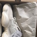 아디다스 이지500 Yeezy500 본화이트 사이즈 8.5 팔아요 이미지