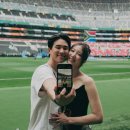 가수 겸 작곡가 이재, '드레스 운동화'로 월드컵 접수 후 ♥약혼자 샘김과 '달달 셀카' 이미지