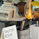 챠밍도그 | [구미 봉곡동] 미니 사진 전시회를 볼 수 있는 에그타르트 맛집 감성 카페, 셔터룸