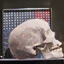 네온우리약국 | 죽음을 이렇게 아름답게 만들 수 있다고?진실은 없어도, 모든 것은 가능하다— 데미언 허스트 전시를...