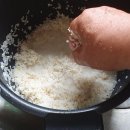 남자가 농장에 출근하여 점심밥을 준비합니다 이미지