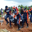 17/10/05 40 bodies found in Marawi battle zone buried in mass graves - More hostages free as Philippine security forces root out remaining terrorist f 이미지