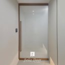 우직조 | 대구중문 벤처밸리푸르지오 우드필름과 패브릭 접합 강화유리로 완성한 감성 중문 시공 후기