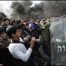 (중동) Settlers clash with Israel troops 이미지