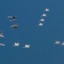 좀 늦었지만, 미국의 B-52H 폭격기, F-35 및 F-16이 함께 전속력으로 비행합니다. 이미지