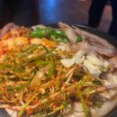 닭발에 빠진 닭 이미지