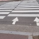 횡단보도 부근 이미지