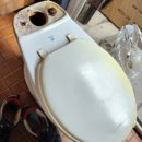 장제로160번길 | 오래 사용하던 양변기 저수조 밑 바닥 부분이 깨지는 사고가 발생, 안전한 교체 방법 정리.