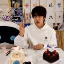 생일기념 라방에서 케이크 커팅하는 방탄소년단 진 이미지