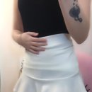 스타킹 모델녀의 흰색 미니스커트에 드러나는 살스 각선미와 아슬아슬한 다리 캡쳐 1 이미지