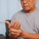 신경계 건강의 주요 신호 ‘손 떨림’…수전증 혹은 파킨슨병 이미지